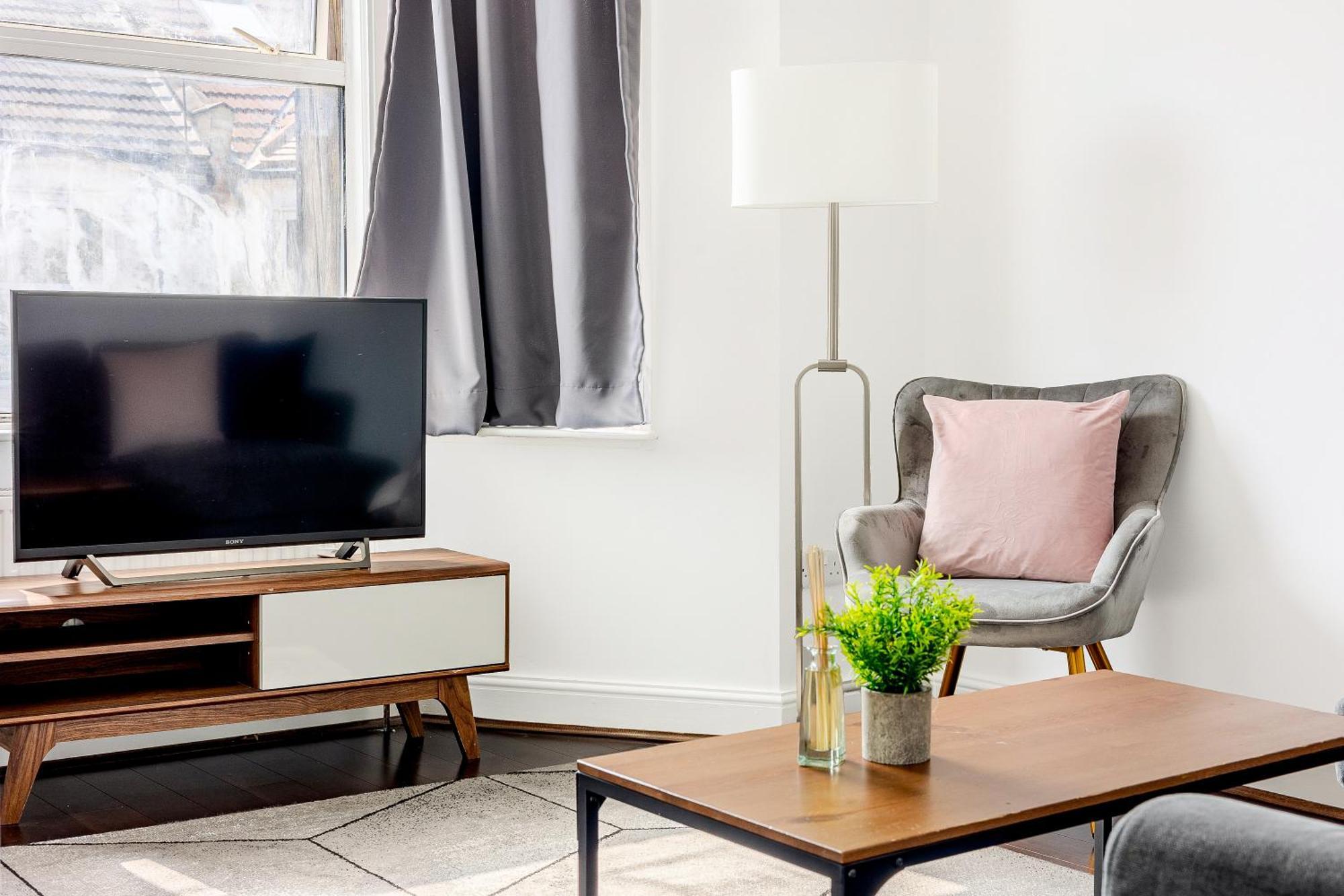 Bright 2Br Flat, Forest Gate, East ลอนดอน ภายนอก รูปภาพ